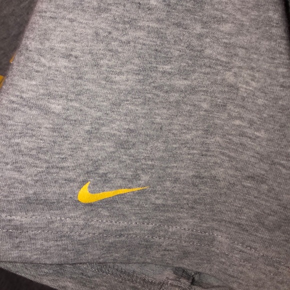 Live strong Nike T-shirt - Picture 3 of 3